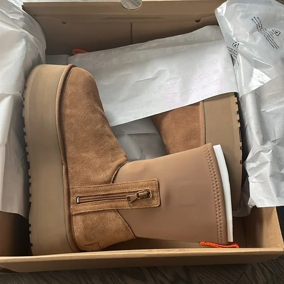 UGG Classic Dipper Platform Boot (9) FINAL SALE - Picture 1 of 4